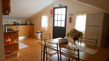 Kylskåp, mikrovågsugn, ugn och spishäll