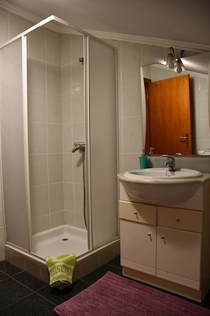 Dusche, Haartrockner, Bidet, Handtücher