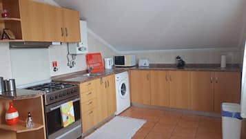 Kylskåp, mikrovågsugn, ugn och spishäll