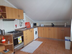 Een koelkast, een magnetron, een oven, een kookplaat