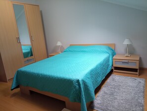 2 slaapkamers, een bureau, een strijkplank/strijkijzer, wifi