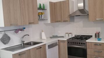 Réfrigérateur, four, plaque de cuisson, lave-vaisselle