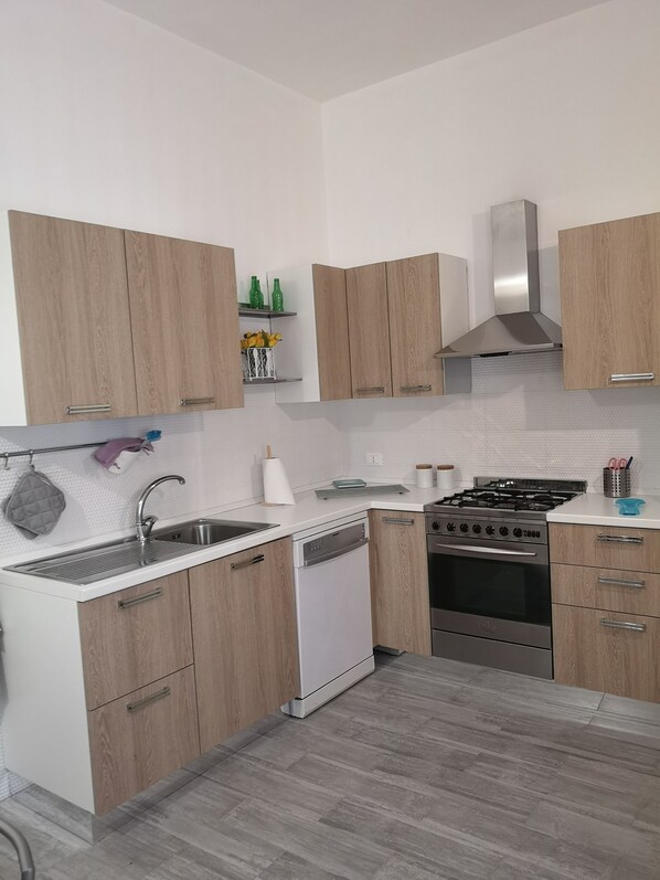 Frigorifero, forno, piano cottura, lavastoviglie