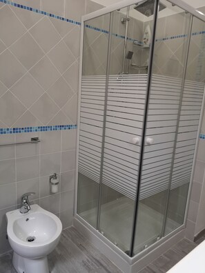 Dusche, Haartrockner, Handtücher