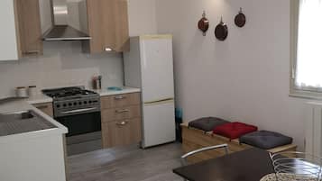 Frigorifero, forno, piano cottura, lavastoviglie