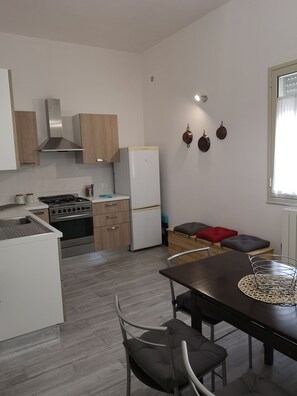 Frigorifero, forno, piano cottura, lavastoviglie