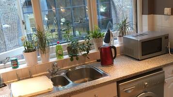 KĂŒhlschrank, Mikrowelle, Ofen, Herdplatte