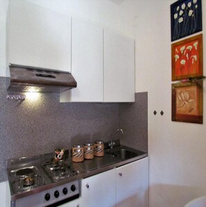 Refrigerador, microondas, parrilla de estufa y cafetera y tetera 