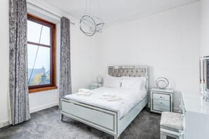 4 عدّة غرف نوم ومكواة/لوح كي وسرير سفر وواي فاي