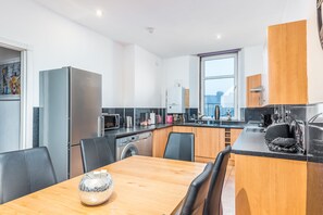 Fridge, microwave, oven, stovetop - Claymore Apartment, Brook Street, central Broughty Ferry, Dundee (Dundee)