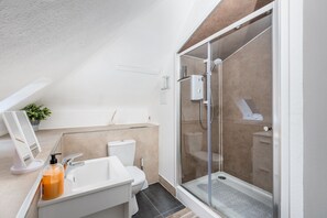 Combined shower/bathtub, hair dryer, slippers, towels - Claymore Apartment, Brook Street, central Broughty Ferry, Dundee (Dundee)