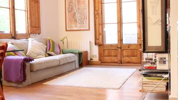 Smart-tv, een dvd-speler, boeken en een stereo