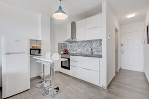 Geladeira, micro-ondas, fogão, cooktop