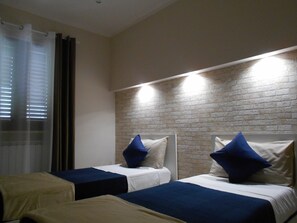 6 bedrooms, iron/ironing board, WiFi, bed sheets
