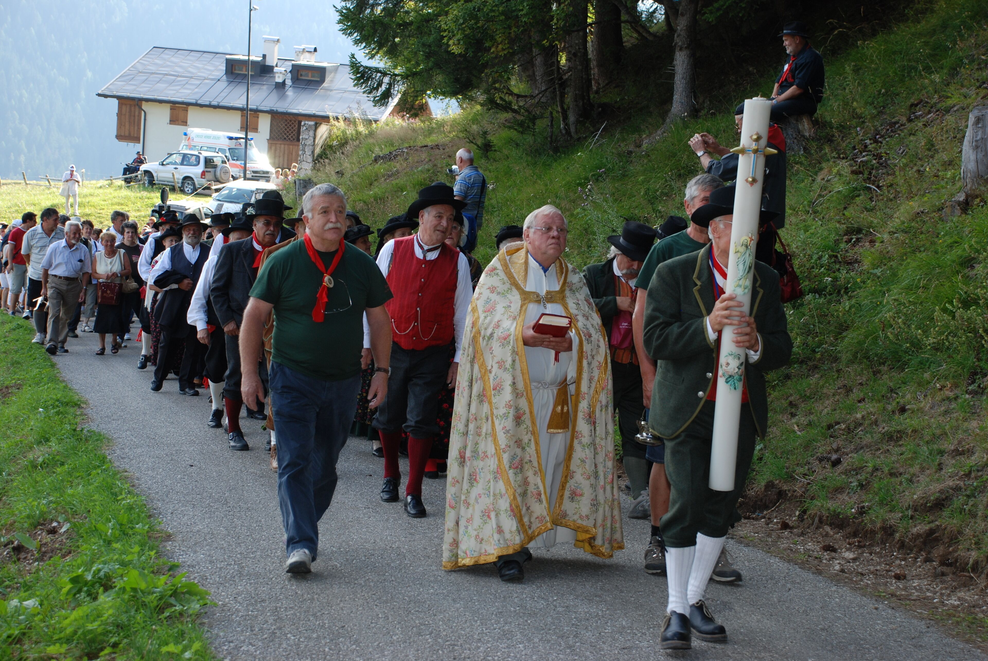 Un grupo de personas caminando por un sendero.