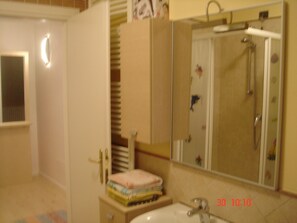 シャワー、ヘアドライヤー、ビデ、タオル