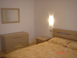 3 室のベッドルーム、アイロン / アイロン台、WiFi (無料)、ベッドシーツ