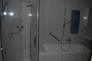 Duschwanne, Handtücher, Toilettenpapier