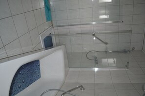 Combined shower/bathtub, towels, toilet paper