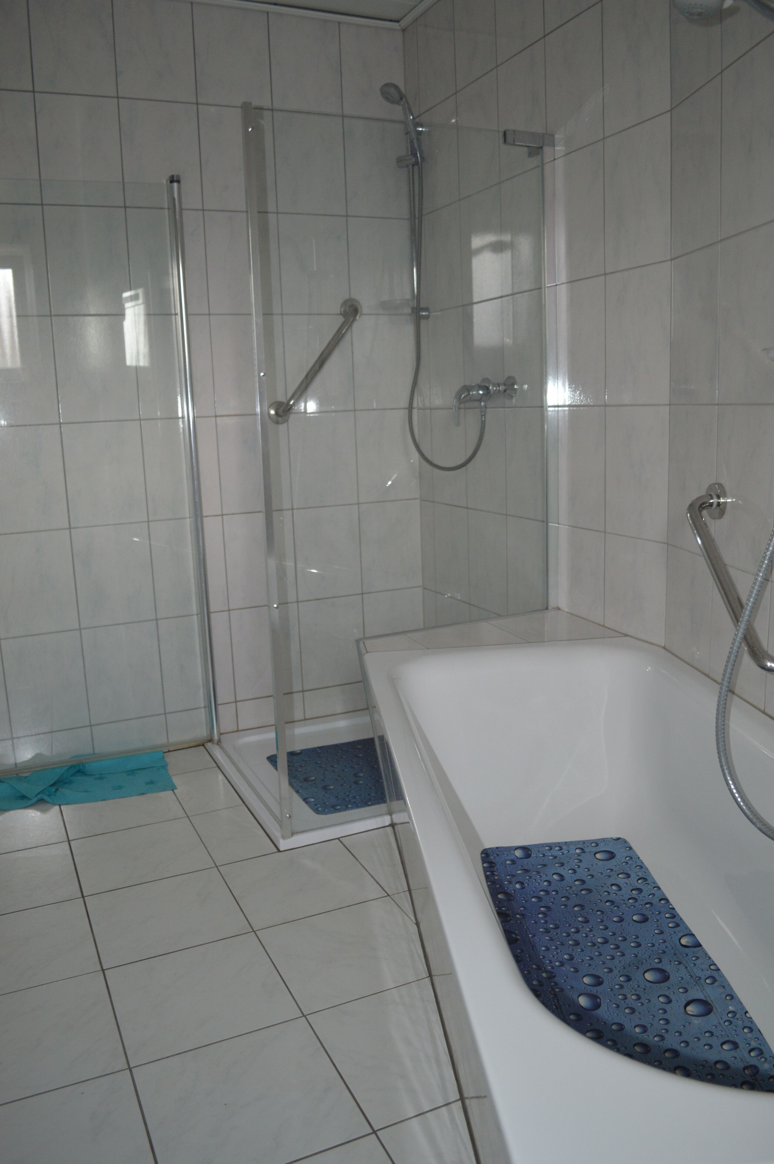 Duschwanne, Handtücher, Toilettenpapier