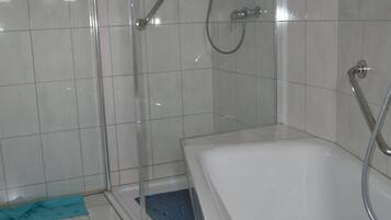 Duschwanne, Handtücher, Toilettenpapier