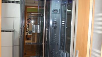 Dusche, Haartrockner, Handtücher, Seife