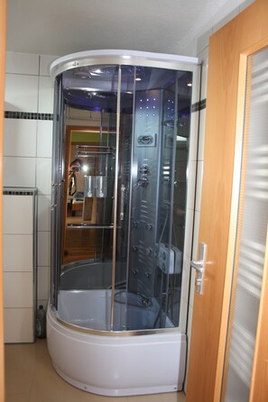 Shower, hair dryer, towels, soap - Apartment Neuwied / Oberbieber. (Oberbieber)
