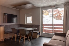 Televisie, een videogameconsole, Netflix en slimme speakers