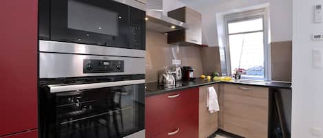 Kühlschrank, Mikrowelle, Ofen, Herdplatte