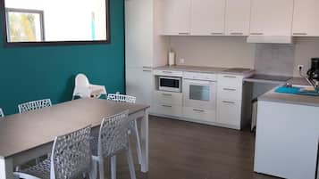 Frigorífico, microondas, horno y placa de cocina