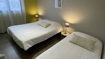 3 slaapkamers, een bureau, een strijkplank/strijkijzer, reisbedje