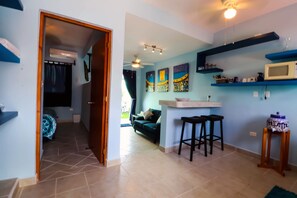 Smart-TV, Bücher, Stereoanlage