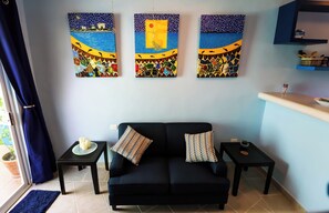Smart TV, books, stereo