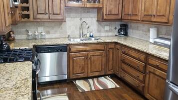 雪櫃、微波爐、焗爐、爐具