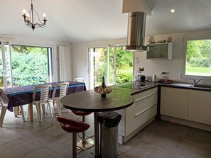 Fridge, microwave, dishwasher, coffee/tea maker