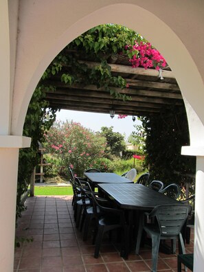 Outdoor dining - Villa Pinos direct access to the beach (zahora)