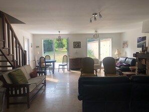 Fireplace, books, music library - Large independent house in the village center with large garden. (Soisy-sur-École)