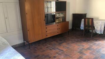 5 bedrooms, iron/ironing board, WiFi, bed sheets