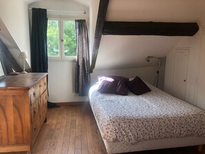 5 bedrooms, iron/ironing board, WiFi, bed sheets