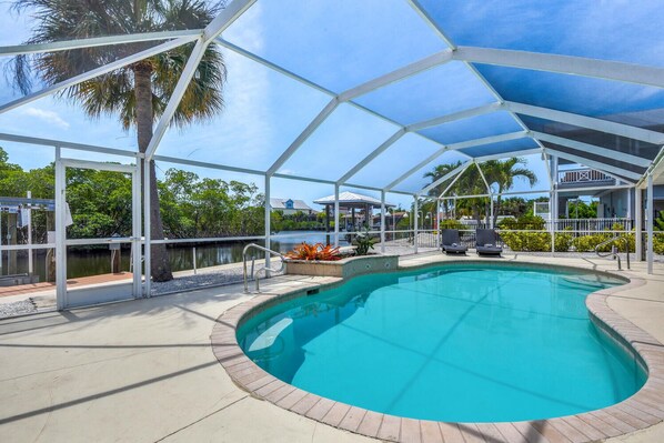 A heated pool - Fisherman's Delight With Heated Salt Swimming Pool and a new Boat Lift (St James City)