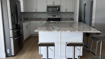 Kylskåp, mikrovågsugn, ugn och spishäll