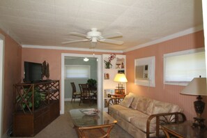 TV, books - Fishing Cottage With 250 ft dock and boat slip 2 miles to the Atlantic Ocean (Fort Pierce)