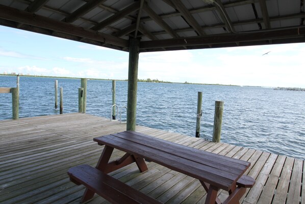 Terrace/patio - Fishing Cottage With 250 ft dock and boat slip 2 miles to the Atlantic Ocean (Fort Pierce)