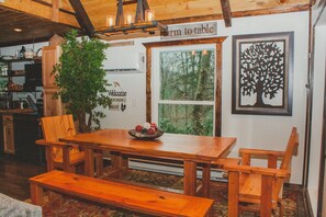 Dining - Sugar Tree Lodge - Secluded Cabin near West Jefferson, Boone and Blowing Rock (Warrensville)