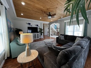 Een smart-tv en een dvd-speler