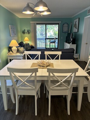 Dining - Newly renovated- FIRST FLOOR unit - 4 min walk to beach-free pb courts on site. (Hilton Head Island)
