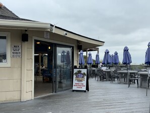 Outdoor dining - Newly renovated- FIRST FLOOR unit - 4 min walk to beach-free pb courts on site. (Hilton Head Island)