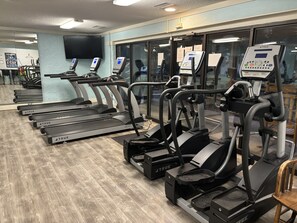 Fitness facility - Newly renovated- FIRST FLOOR unit - 4 min walk to beach-free pb courts on site. (Hilton Head Island)