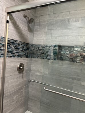 Ensemble baignoire-douche, séchoir à cheveux, serviettes fournies, savon