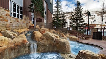 Alberca al aire libre y alberca climatizada